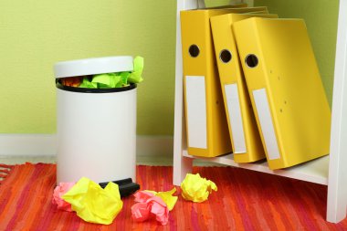 office arka plan üzerinde çöp kutusu