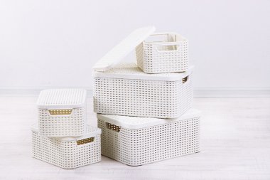 Şeyler kat Oda arka plan üzerinde depolamak için plastik sepetler