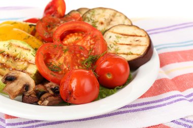 plaka üzerinde tablo yakın çekim lezzetli ızgara sebze