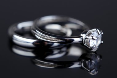 gri zemin üzerine iki güzel yüzük