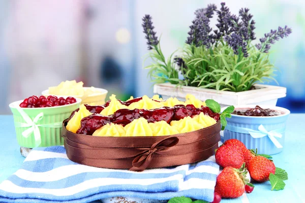 Smakelijke fruitige zelfgemaakte taart met bessen, op tafel — Stockfoto