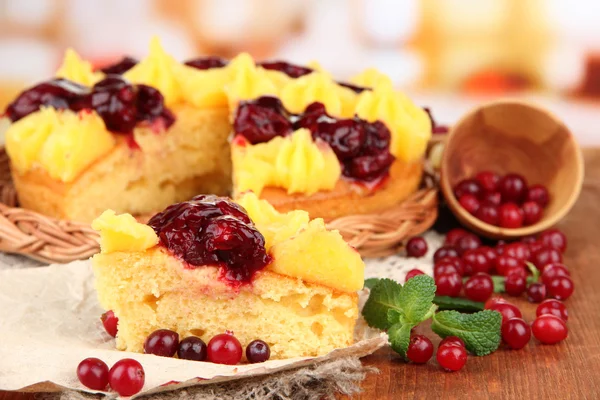 Torta caseira frutada saborosa com bagas, na mesa de madeira marrom — Fotografia de Stock