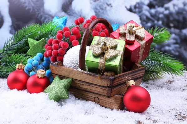 Composition avec décorations de Noël dans le panier, sapin sur fond clair — Photo