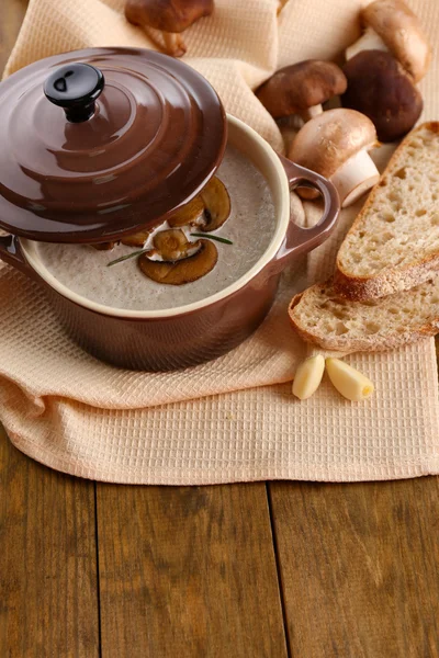 Sopa de champiñones en olla, sobre fondo de madera — Foto de Stock