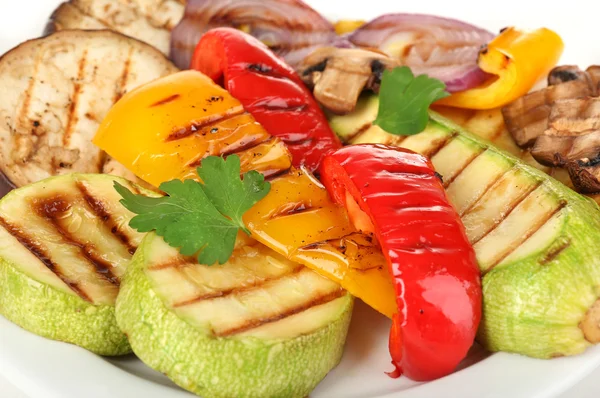 Вкусные овощи на гриле на тарелке крупным планом — стоковое фото