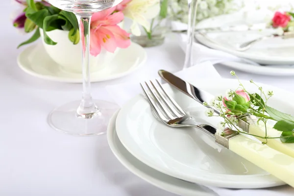 Table setting with spring flowers close up — Stock Photo, Image