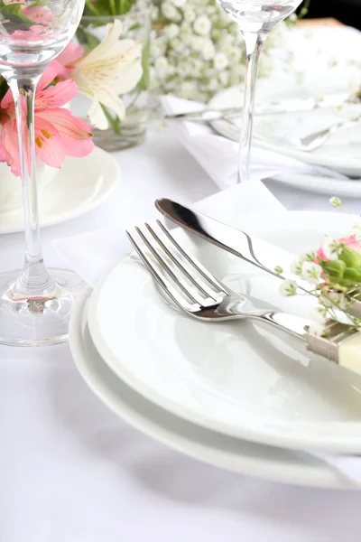 Cenário de mesa com flores de primavera fechar — Fotografia de Stock