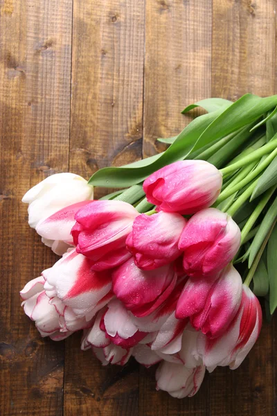 Belles tulipes sur fond en bois couleur — Photo