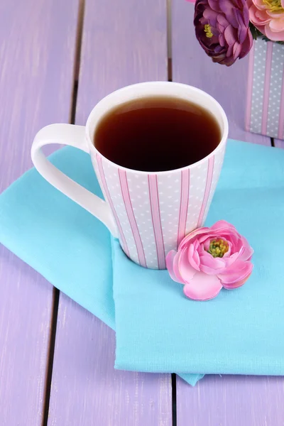 Tè fragrante con fiori sul tavolo di legno primo piano — Foto Stock