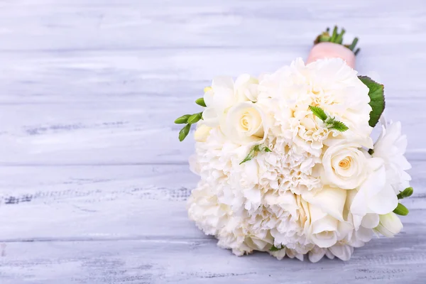 Schöner Brautstrauß auf hölzernem Hintergrund — Stockfoto