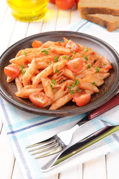 Pasta med tomatsås på tallriken på bordet närbild — Stockfoto