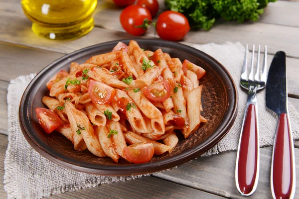 Pasta med tomatsås på tallriken på bordet närbild — Stockfoto