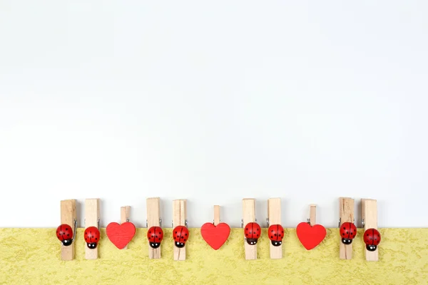 Sfondo astratto con perni di legno colorati e carta — Foto Stock