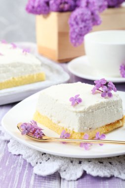 Eflatun çiçekler ile lezzetli tatlı 