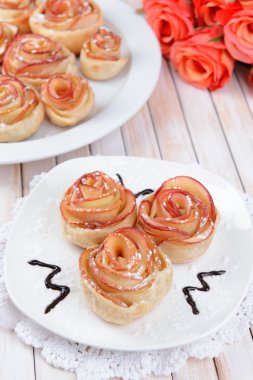 Gül tablo yakın çekim plaka üzerinde apple ile lezzetli puf böreği şeklinde