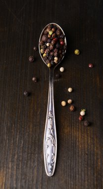 ahşap zemin üzerine kaşık biber baharat