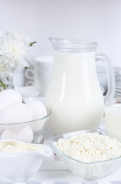 ahşap masa üstünde lezzetli süt ve süt ürünleri ile natürmort