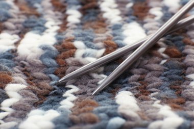 İki örgü teli ve örgü kumaşı. Yakın çekim.