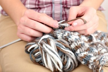 eller tekerlek teli ile örgü yakın çekim