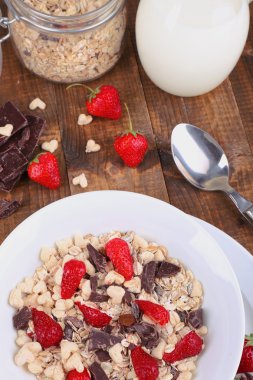 sağlıklı tahıl kase çilek ve çikolata ahşap tablo