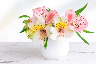 alstroemeria çiçek aranjman açık renkli tablo üzerinde