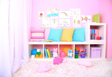 sınıf okul pembe tonlarda iç