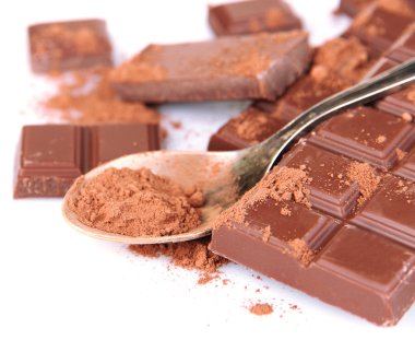 toz kakao ve çikolata üzerine beyaz izole