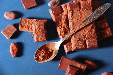 toz kakao ve çikolata rengi ahşap zemin üzerinde