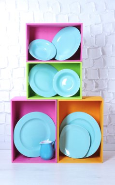 güzel parlak raflar ve sofra üzerinde ışık kutuları arka duvar