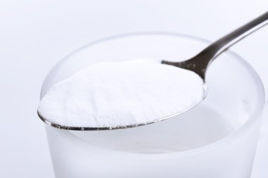 kaşık kabartma tozu üzerine su, üzerinde beyaz izole