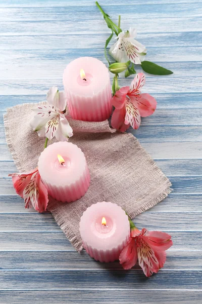 Piękne świece z kwiatami na drewniane tła — Zdjęcie stockowe