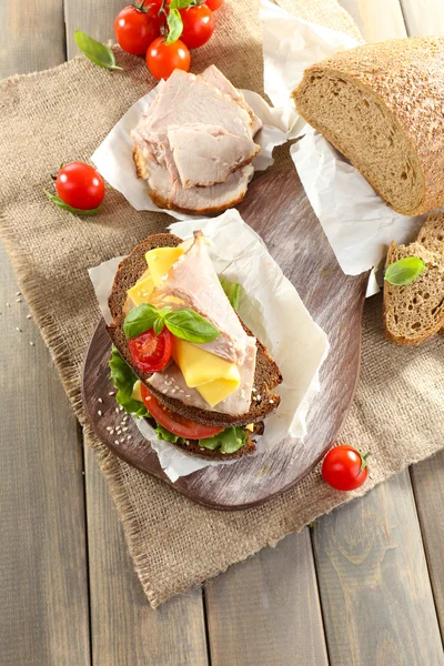 Deliziosi panini con incontro sul tavolo primo piano — Foto Stock