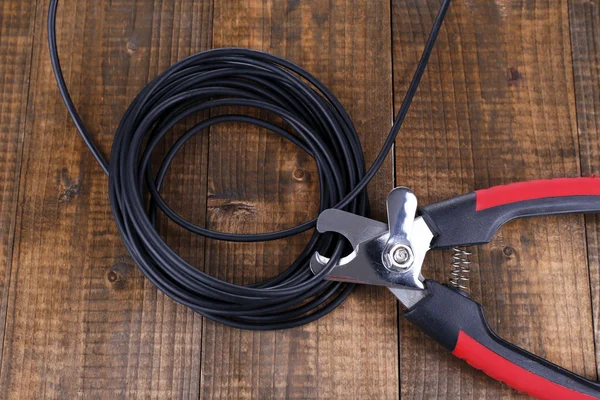 Boční štípací vyjmout kabel na dřevěné pozadí — Stock fotografie