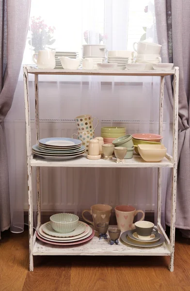 Różne naczynia na półce w wnętrza — Zdjęcie stockowe