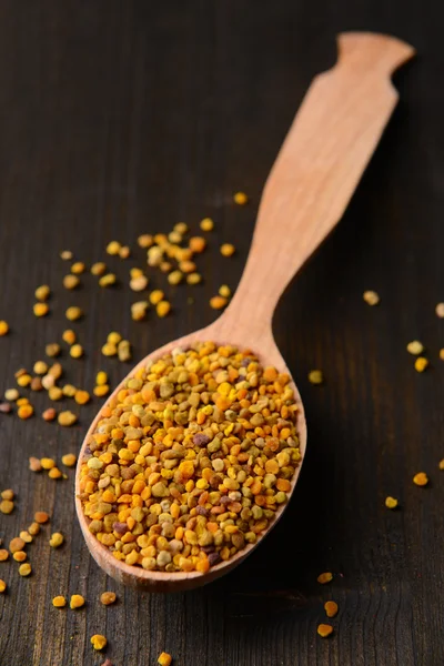 Pollen d'épices dans la cuillère sur fond en bois — Photo