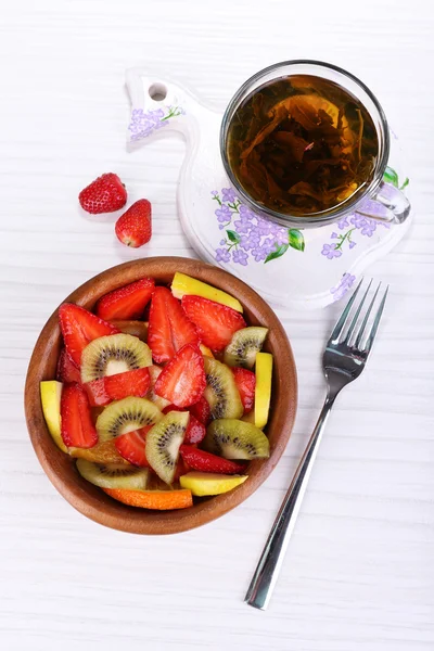 Divers fruits tranchés dans un bol sur la table close-up — Photo