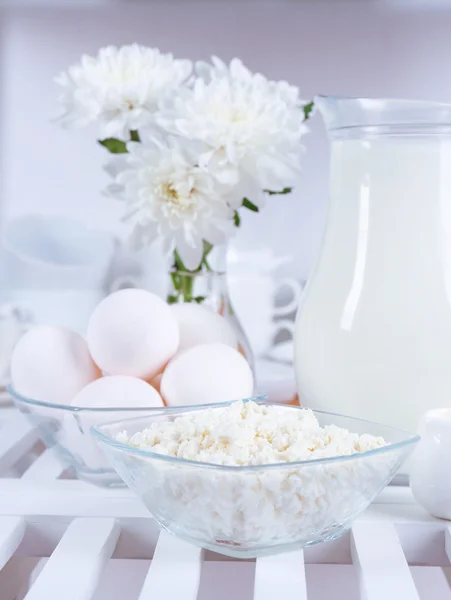 Stillleben mit leckeren Milchprodukten auf Holztisch — Stockfoto