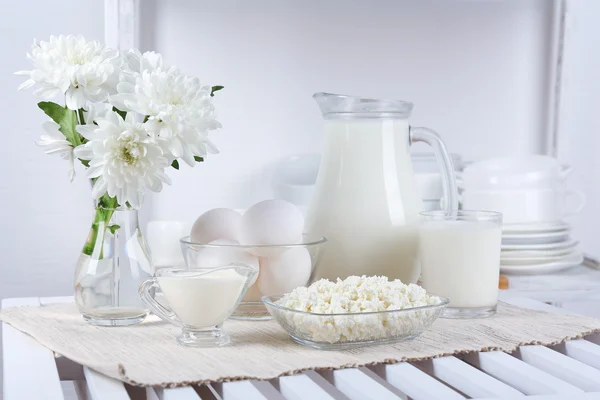 Stilleben med välsmakande mejeriprodukter på tabell — Stockfoto