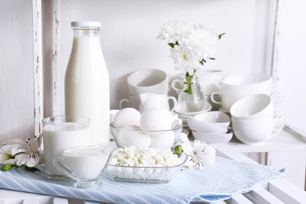 Bodegón con sabrosos productos lácteos en la mesa — Foto de Stock