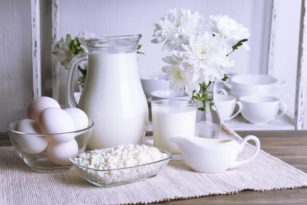 Натюрморт с вкусными молочными продуктами на столе — стоковое фото