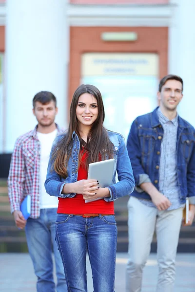 Estudiantes cerca de universidad — Foto de Stock