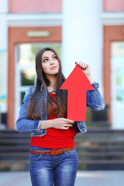 Hermosa chica con puntero al aire libre — Foto de Stock