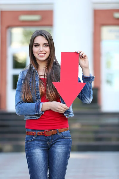 Mooi meisje met aanwijzer buitenshuis — Stockfoto