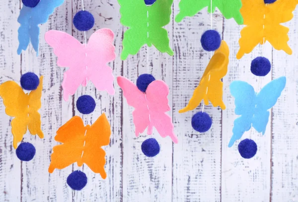 Handgefertigte Girlande auf farbigem Holzhintergrund — Stockfoto