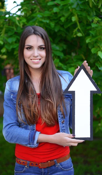 Hermosa chica con puntero al aire libre — Foto de Stock