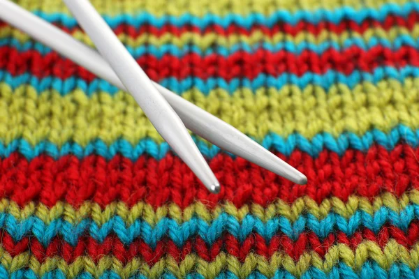 Two knitting spokes and knitted fabric close up — Stock Photo, Image