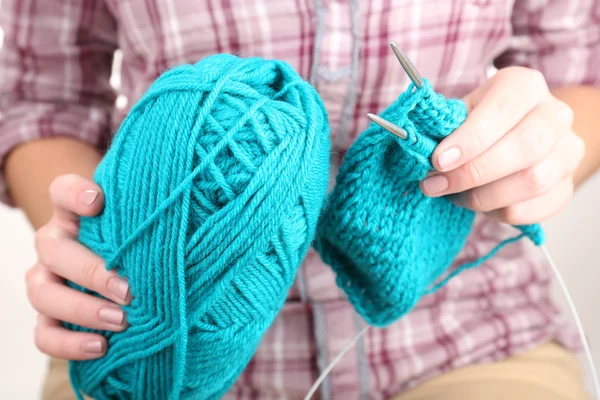 Ženské ruce pletení s paprsky zblízka — Stock fotografie