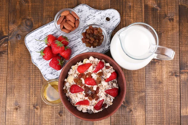 Céréales saines avec lait et fraise sur table en bois — Photo