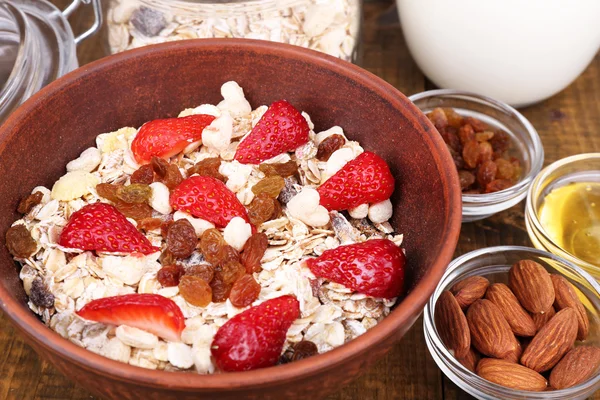 Cereali sani con latte e fragola sul tavolo di legno — Foto Stock