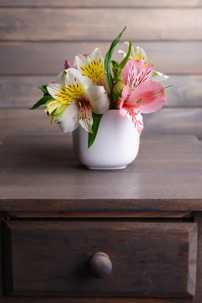 Alstroemeria fleurs dans un vase sur la table sur fond gris — Photo